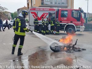Viterbo - Ciclomotore in fiamme fuori porta Romana