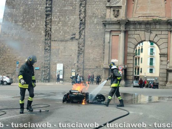 Viterbo - Ciclomotore in fiamme fuori porta Romana
