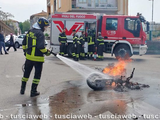 Viterbo - Ciclomotore in fiamme fuori porta Romana