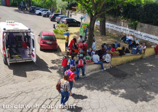 Viterbo - L'ambulanza un piazza a Sant'Angelo