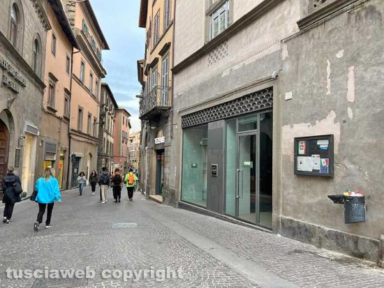 Viterbo - Chiude il negozio di Ficari a Corso Italia
