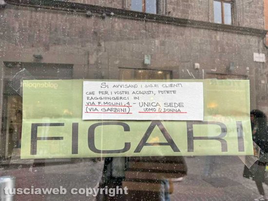Viterbo - Chiude il negozio di Ficari a Corso Italia