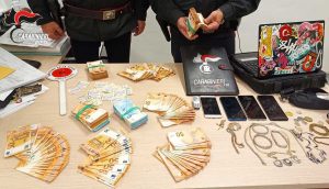 Carabinieri - Cittaducale - Sorpresi con 45mila euro nascosti in macchina