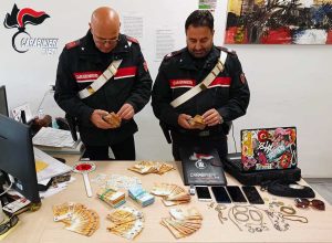 Carabinieri - Cittaducale - Sorpresi con 45mila euro nascosti in macchina