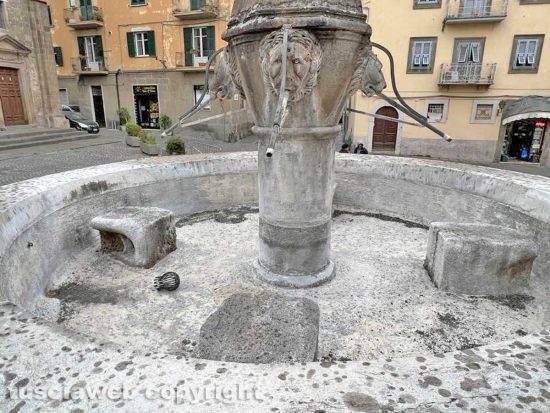 Viterbo - La fontana di piazza San Faustino