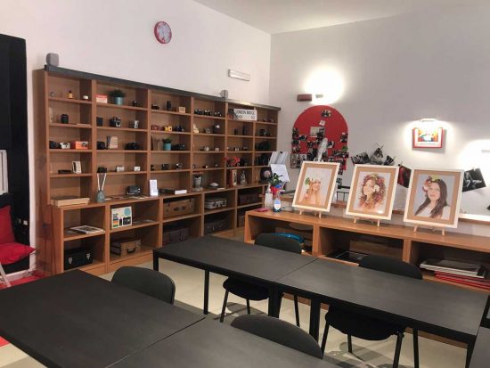 Scuola Click - Un angolo dell'aula di fotografia