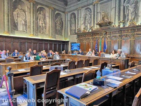Viterbo - Debiti fuori bilancio - I banchi vuoti dell'opposizione