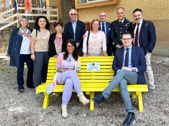 Viterbo - Il Lions club dona all'istituto Ellera la panchina gialla contro bullismo e cyberbullismo