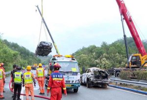 Guangdong - Crolla parte di un'autostrada in Cina, almeno 36 morti