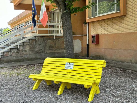 Viterbo - Il Lions club dona all'istituto Ellera la panchina gialla contro bullismo e cyberbullismo