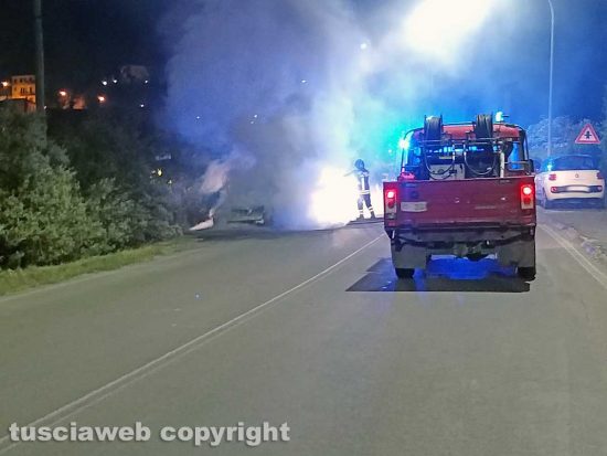 Montefiascone - Auto in fiamme sulla Cassia