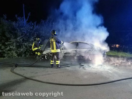 Montefiascone - Auto in fiamme sulla Cassia