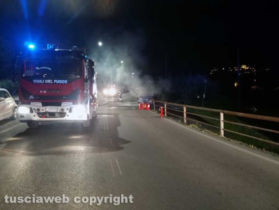 Montefiascone - Auto in fiamme sulla Cassia