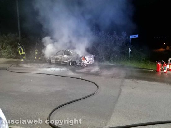 Montefiascone - Auto in fiamme sulla Cassia
