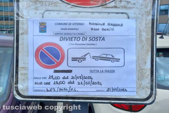 Viterbo - Uno dei divieti in piazzale Romiti