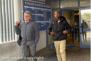 Rudy Guede con l'avvocato Carlo Mezzetti al tribunale di Viterbo