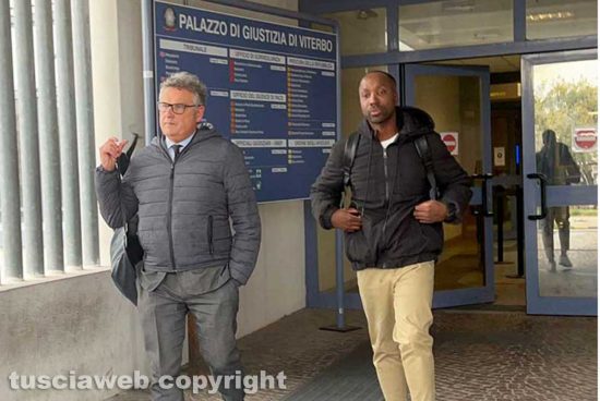 Rudy Guede con l'avvocato Carlo Mezzetti al tribunale di Viterbo