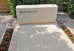 Roma - La tomba di Enrico Berlinguer vandalizzata