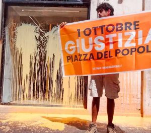 Roma - Gli ambientalisti di Ultima generazione imbrattano le vetrine dei negozi lussuosi in via Condotti