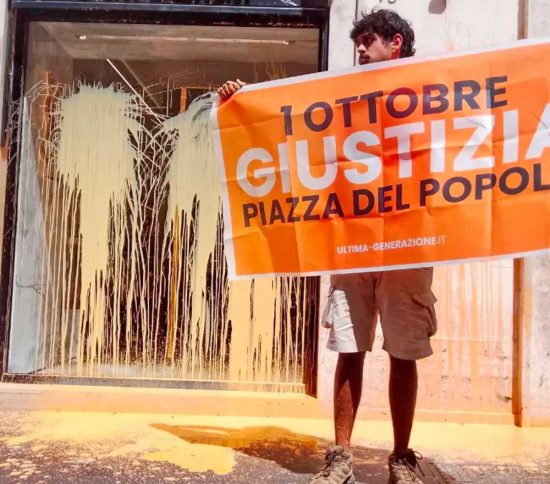 Roma - Gli ambientalisti di Ultima generazione imbrattano le vetrine dei negozi lussuosi in via Condotti