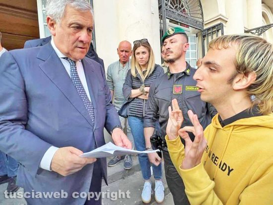 Viterbo - Il ministro degli Esteri Antonio Tajani e il vice presidente del TusciaPride Mirko Giuggiolini