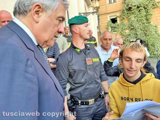 Viterbo - Il ministro degli Esteri Antonio Tajani e il vice presidente del TusciaPride Mirko Giuggiolini