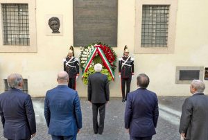 Roma - Sergio Mattarella depone una corona in memoria di Aldo Moro