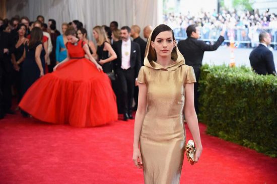 Anne Hathaway con una borsa di Benedetta Bruzziches