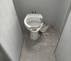 Bagni del Paolo Savi vandalizzati