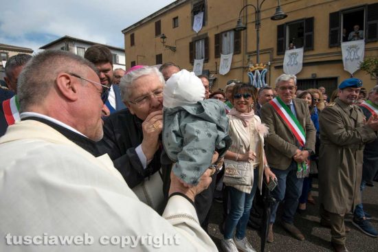 Marta - Festa della Madonna del Monte - Il vescovo Piazza saluta un bambino