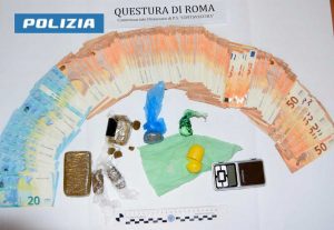 Civitavecchia - Contanti, bilancino e dosi di stupefacente sequestrate dalla polizia