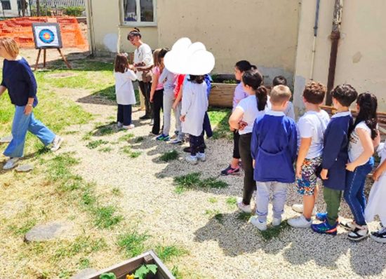 La compagnia Arcieri Viterbiensis incontra i bambini delle scuole elementari di Vetralla