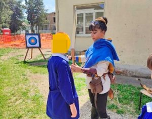 La compagnia Arcieri Viterbiensis incontra i bambini delle scuole elementari di Vetralla