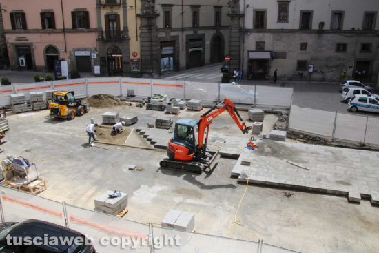 Viterbo - Operai al lavoro alla nuova pavimentazione a piazza del Comune