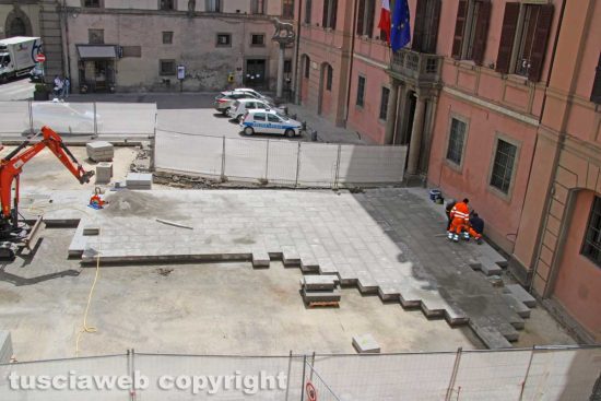 Viterbo - Operai al lavoro alla nuova pavimentazione a piazza del Comune