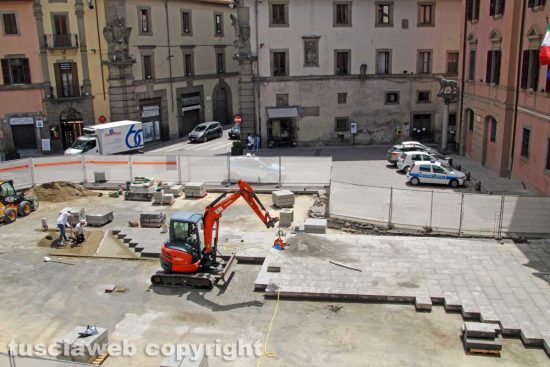 Viterbo - Operai al lavoro alla nuova pavimentazione a piazza del Comune