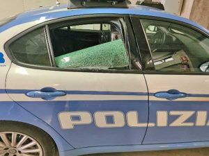 Orvieto - Il finestrino della volante distrutto