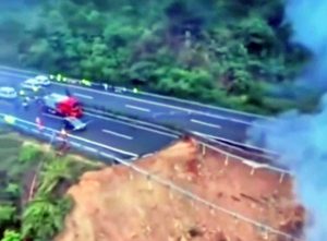 Crolla una parta di un'autostrada nella provincia cinese di Guangdong