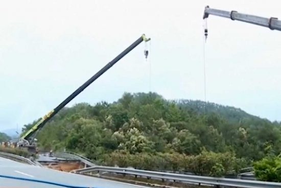 Guangdong - Crolla parte di un'autostrada in Cina, almeno 36 morti