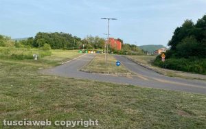 Viterbo – Gli abitanti di Colle Verde si tagliano l’erba