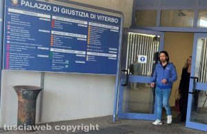 Viterbo - Ubaldo Manuali all'uscita del tribunale dopo l'udienza