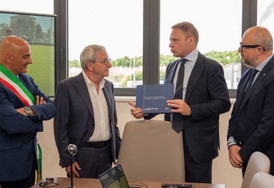 Caprarola - Il ministro Lollobrigida in visita ad Assofrutti