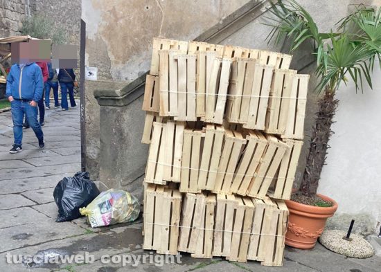 Viterbo - Città sporca e incuria nel giorno dell'inaugurazione di San Pellegrino in fiore