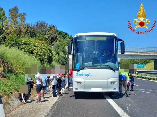 Cerveteri - Scontro tra furgone e bus sull'A12