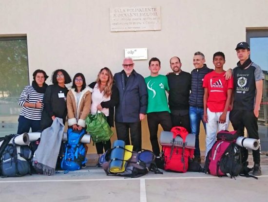 Monterosi - Padre Matteo e gli studenti peruviani in viaggio lungo la via Francigena