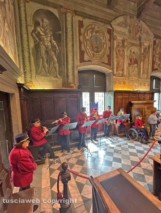Viterbo - Una rappresentanza della banda musicale di Soriano nel Cimino a palazzo dei Priori