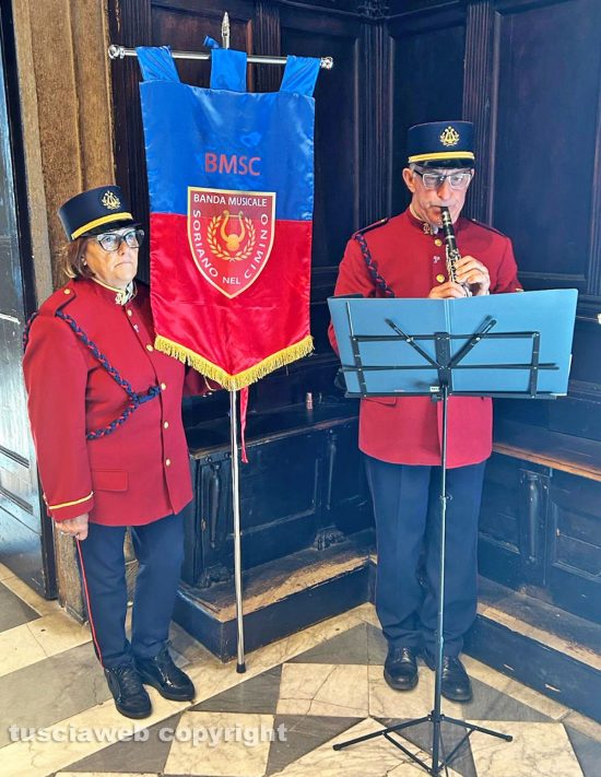 Viterbo - Una rappresentanza della banda musicale di Soriano nel Cimino a palazzo dei Priori