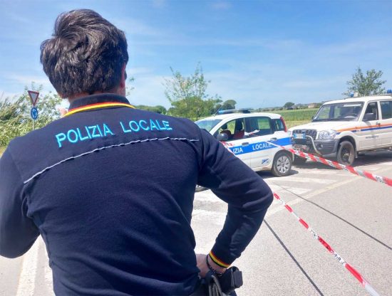 Tarquinia - Camion perde il carico, intervento dei volontari Aeopc e polizia locale