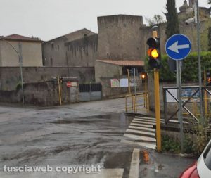 Viterbo - Semaforo lampeggiante in viale Bruno Buozzi