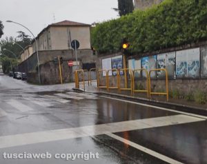 Viterbo - Semaforo lampeggiante in via del Pilastro